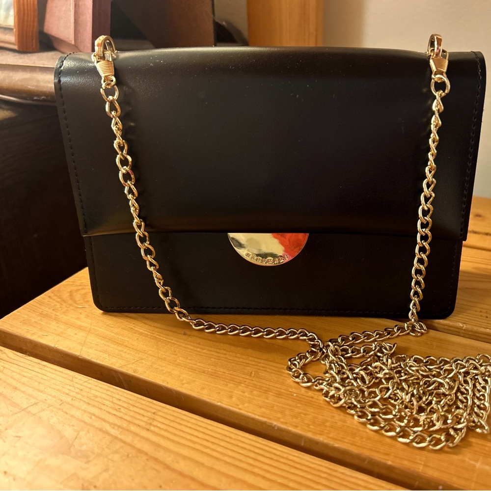 Elegant Black Leather and Gold Chain Shoulder Bag - Picture 1 of 6